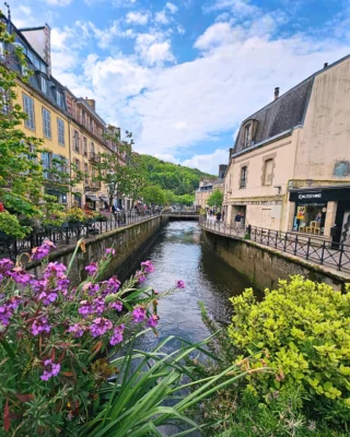 Das Herz der Cornouaille entdecken. 🇫🇷 QUIMPER✨
Wer durch die Bretagne reist, sollte Quimper nicht auslassen. Die historische Stadt begeistert mit kleinen Gassen, schönen Fachwerkhäusern, gemütlichen Cafés und der beeindruckenden Kathedrale Saint-Corentin mitten in der Altstadt.
Direkt am Odet gelegen, fühlt sich Quimper typisch bretonisch an: lebendig, entspannt und voller kleiner Ecken, die man am liebsten sofort fotografieren möchte. Dazu kommen Wochenmärkte, bretonische Spezialitäten und die bekannte Keramiktradition der Stadt.
➡️Sie möchten die Bretagne authentisch und individuell entdecken? Dann planen wir gemeinsam mit Ihnen Ihre persönliche Frankreich-Reise mit ausgewählten Unterkünften, besonderen Orten und genau der Mischung aus Entdecken und Entspannen, die zu Ihnen passt.
#quimper #bretagne #bretagnetourisme #cornouaille #frankreichliebe